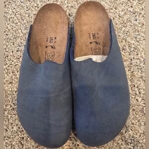 Classic Birki by Birkenstock clogs in navy.Women’s size 9